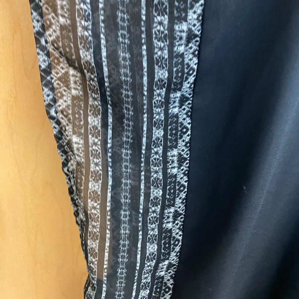 Bcbgeneration- Black Top With Pattern - Size: Sma… - image 4